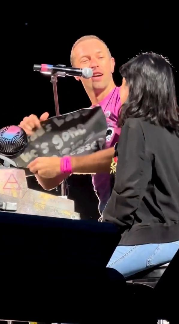 Bikin Haru! Chris Martin Ajak Fans Indonesia Naik ke Atas Panggung, Nyanyikan Lagu untuk Mendiang Ayah