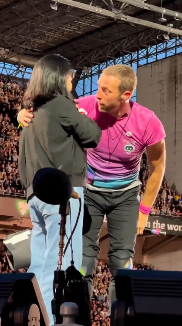 Bikin Haru! Chris Martin Ajak Fans Indonesia Naik ke Atas Panggung, Nyanyikan Lagu untuk Mendiang Ayah