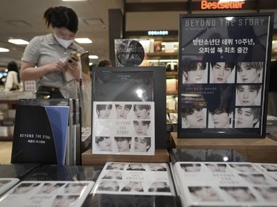 BTS Luncurkan Buku Memoar 10 Tahun Berkarya