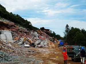 Longsor Menerjang Proyek Pembangunan Jalan di China, 7 Pekerja Hilang Longsor Menerjang Proyek Pembangunan Jalan di China, 7 Pekerja Hilang