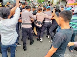 Eksekusi Gudang dan Ruko di Ternate Ricuh, Mahasiswa-Polisi Saling Dorong