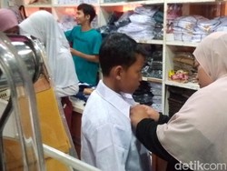 Jelang Masuk Sekolah, Toko Seragam di Kuningan Diserbu Emak-emak