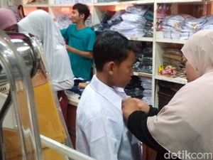Jelang Masuk Sekolah, Toko Seragam di Kuningan Diserbu Emak-emak Jelang Masuk Sekolah, Toko Seragam di Kuningan Diserbu Emak-emak