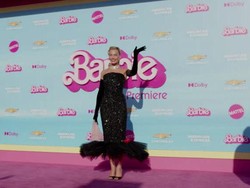 Pesona Margot Robbie Bak Barbie Sungguhan di Pink Carpet