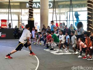 Gemasnya Anak-anak Latihan Basket di Dalam Mal Jakarta