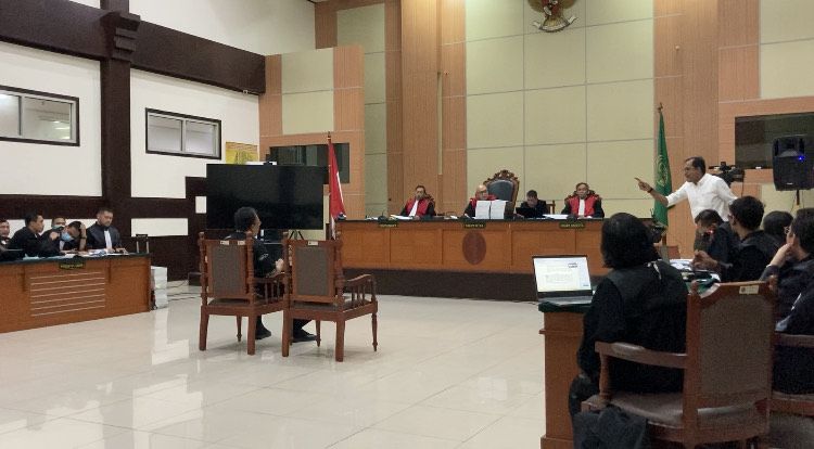 Haris Azhar (kemeja putih) menunjuk jaksa di ruang sidang (Silvia-detikcom)