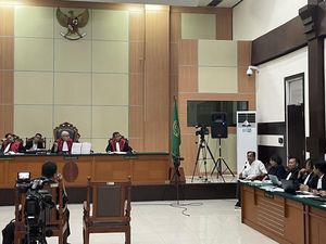 Haris Azhar Emosi Dipotong Jaksa Saat Tanya Ahli: Kok Anda yang Jawab Haris Azhar Emosi Dipotong Jaksa Saat Tanya Ahli: Kok Anda yang Jawab