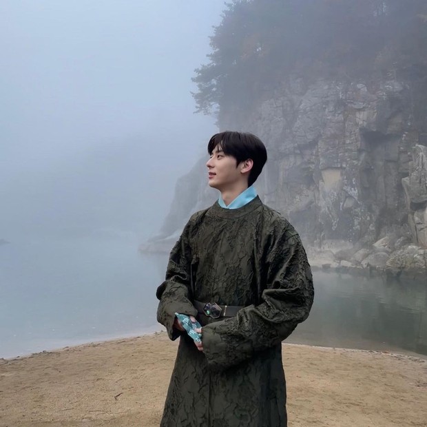 Hwang Min Hyun saat ini memilih solo karier dan jadi aktor/Foto: Instagram.com/optimushwang Hwang Min Hyun saat ini memilih solo karier dan jadi aktor