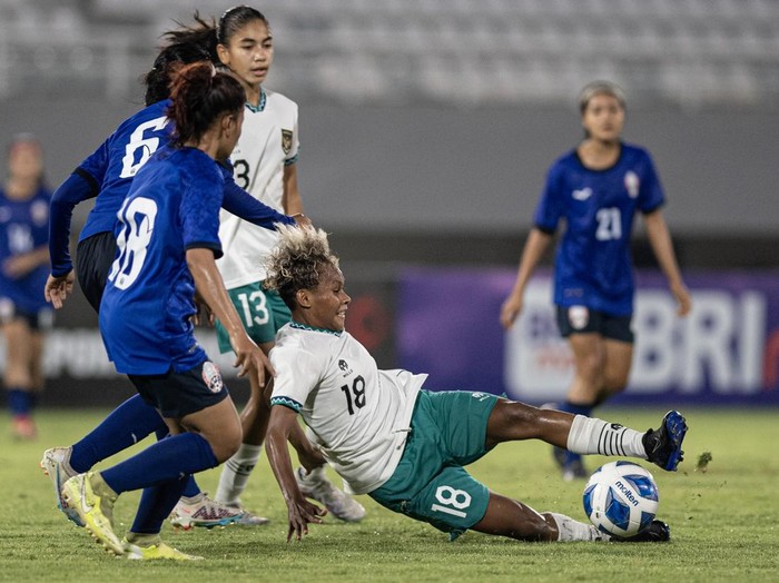 Pesepak bola Timnas Wanita Indonesia U-19 Ayunda Dwi Anggraini meluapkan kegembiraannya usai mencetak gol ke gawang Timnas Kamboja pada pertandingan penyisihan grup A AFF U-19 Women Championship 2023 di Stadion Gelora Sriwijaya Jakabaring (GSJ) Palembang, Sumatera Selatan, Minggu (9/7/2023). Indonesia menang dengan skor 5-0. ANTARA FOTO/Nova Wahyudi/pras.