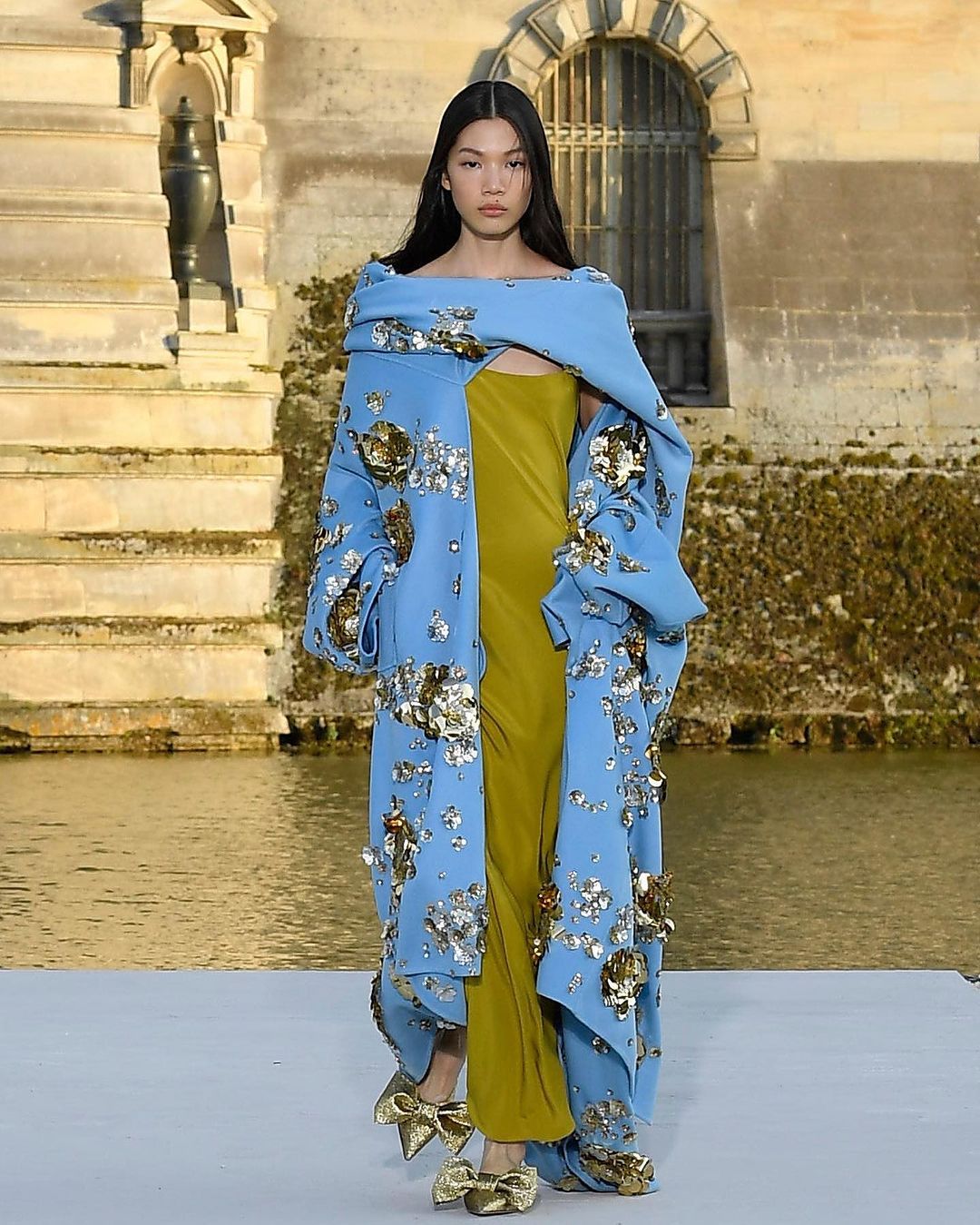 Jacey Philana memeragakan busana Valentino couture