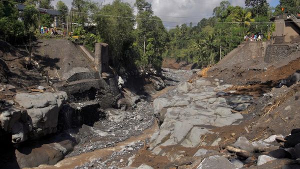 Penampakan Jembatan Kali Glidik yang Porak-Poranda Diterjang Lahar