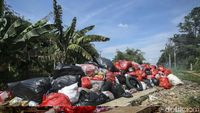 Jorok! Sampah Menumpuk di Bibir Kali Depok