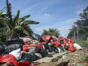 Jorok! Sampah Menumpuk di Bibir Kali Depok