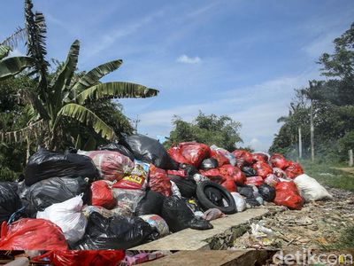 Jorok! Sampah Menumpuk di Bibir Kali Depok