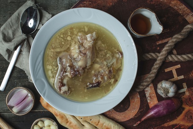 Kaldu tulang Kaldu tulang selain bermanfaat untuk kecantikan kulit, juga bermanfaat untuk memproduksi kolagen pada tubuh