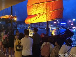 Berpesta di Kapal Bajak Laut Hong Kong, Menyusuri Selat Victoria