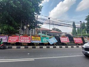 Karangan Bunga Desak KPK Tahan Hasbi Hasan Masih Berjejer di PN Jaksel