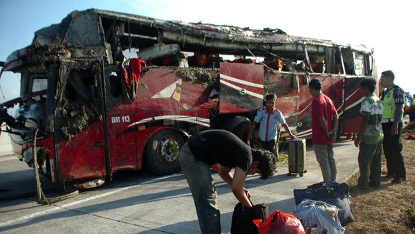 Foto-foto Kecelakaan Bus di Tol Pejagan-Pemalang yang Tewaskan 2 Orang
