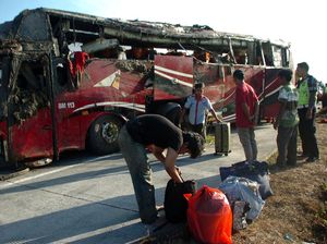 Foto-foto Kecelakaan Bus di Tol Pejagan-Pemalang yang Tewaskan 2 Orang Foto-foto Kecelakaan Bus di Tol Pejagan-Pemalang yang Tewaskan 2 Orang