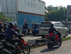 Lalin Cirendeu Arah Lebak Bulus Jaksel Macet, Pemotor Nekat Lawan Arus
