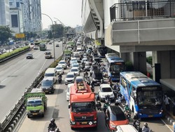 Lalin Pasar Minggu Arah Gatot Subroto Macet Pagi Ini
