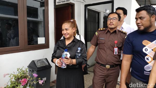 Senyum Lina Mukherjee TikToker Makan Babi Sebelum Ditahan