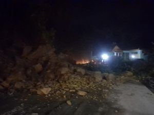 Longsor Tutup Jalur Menuju Pantai Batu Hiu Pangandaran Longsor Tutup Jalur Menuju Pantai Batu Hiu Pangandaran