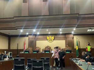 Momen Lukas Enembe Pakai Sandal Ikut Sidang Kasus Suap-Gratifikasi Rp 46,8 M