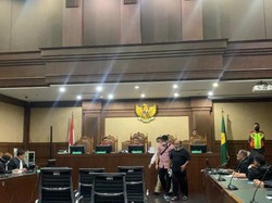 Alasan Lukas Enembe Cuma Bisa Ikut Sidang 1 Jam gegara Tak Kuat Duduk