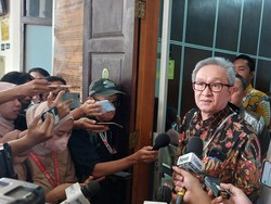 Maqdir Ngaku Bakal Serahkan Rp 27 M Terkait Kasus BTS ke Kejagung Secara Cash