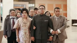 8 Foto Anak Hotman Paris Lamar Wanita Tionghoa, Seserahan Boks Penuh Uang