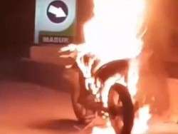 Motor Terbakar Usai Isi Bensin di SPBU Bandung