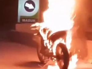 Motor Terbakar Usai Isi Bensin di SPBU Bandung Motor Terbakar Usai Isi Bensin di SPBU Bandung