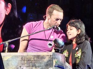 Nadya Permadi, Perempuan Indonesia Ini Bikin Iri Sepanggung Bareng Coldplay