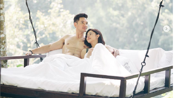 8 Foto Kemesraan Nana Mirdad & Andrew White, Bikin Baper bak Pengantin Baru