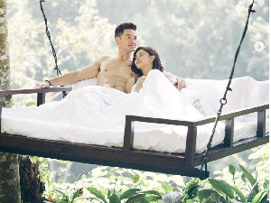 8 Foto Kemesraan Nana Mirdad & Andrew White, Bikin Baper bak Pengantin Baru