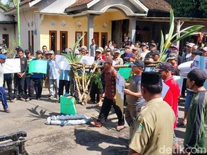 Warga Geruduk Kantor Desa Banyuwangi soal Penggembosan Pembebasan Lahan Warga Geruduk Kantor Desa Banyuwangi soal Penggembosan Pembebasan Lahan