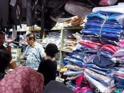 Omzet Berlipat Pedagang Seragam Sekolah di Lamongan Saat Tahun Ajaran Baru