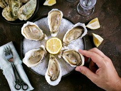 Tragis! Pria Ini Tewas Usai Makan Tiram Mentah di Restoran