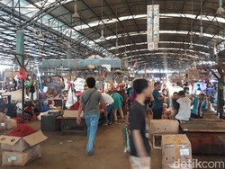 Pasar Induk Kramat Jati Ditinggal Pembeli, Segini Omzet Para Pedagang