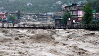 Dahsyatnya Luapan Sungai di India Terjang Rumah hingga Kuil