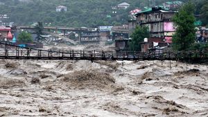 Dahsyatnya Luapan Sungai di India Terjang Rumah hingga Kuil