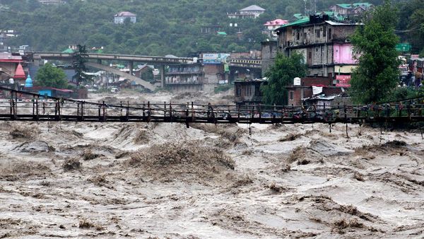 Dahsyatnya Luapan Sungai di India Terjang Rumah hingga Kuil