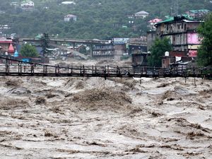Dahsyatnya Luapan Sungai di India Terjang Rumah hingga Kuil