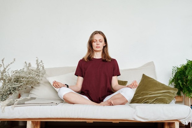 Perempuan yang sedang bermeditasi/Foto: Pexels/Mikael Blomkvist Perempuan yang sedang bermeditasi