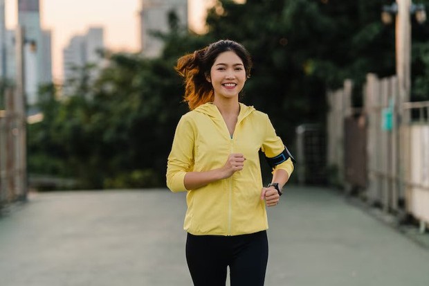 Perempuan yang sedang jogging/Foto: Freepik/@tirachardz Perempuan yang sedang jogging