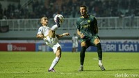 Persija bahkan baru bisa menebar ancaman di menit ke-18. Marko Simic coba membuat tendangan percobaan, namun masih belum tepat sasaran. Begitu juga upaya Riko Simanjuntak di menit ke-28 masih belum membuahkan hasil. Sepakannya masih melambung ke atas. 