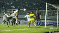 Persija mendapat momentum bikin gol di menit ke-74. Aji Kusuma, yang menggantikan Marko Simic, mendapat peluang lewat sundulan, namun upayanya digagalkan mistar gawang. 