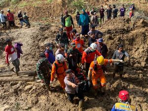Yayah yang Hilang Tertimbun Longsor di Garut Ditemukan Tewas Yayah yang Hilang Tertimbun Longsor di Garut Ditemukan Tewas