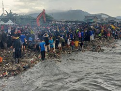 Ramai-ramai Angkut Sampah Pantai Sukaraja yang Terkotor Kedua di Indonesia